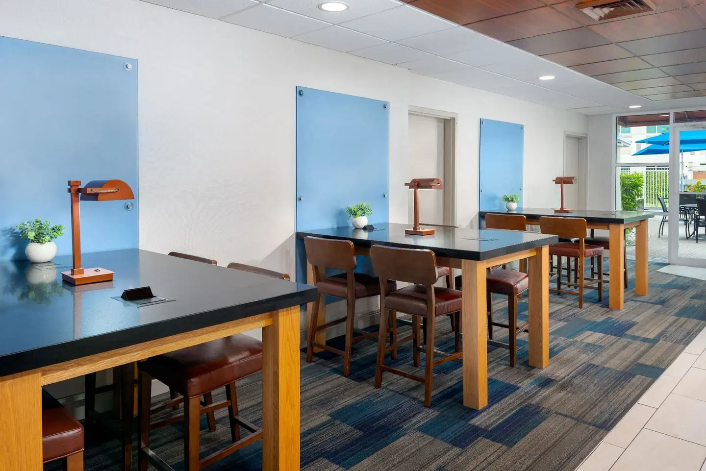 Holiday Inn Express Miami Airport Doral Area by IHG Bar