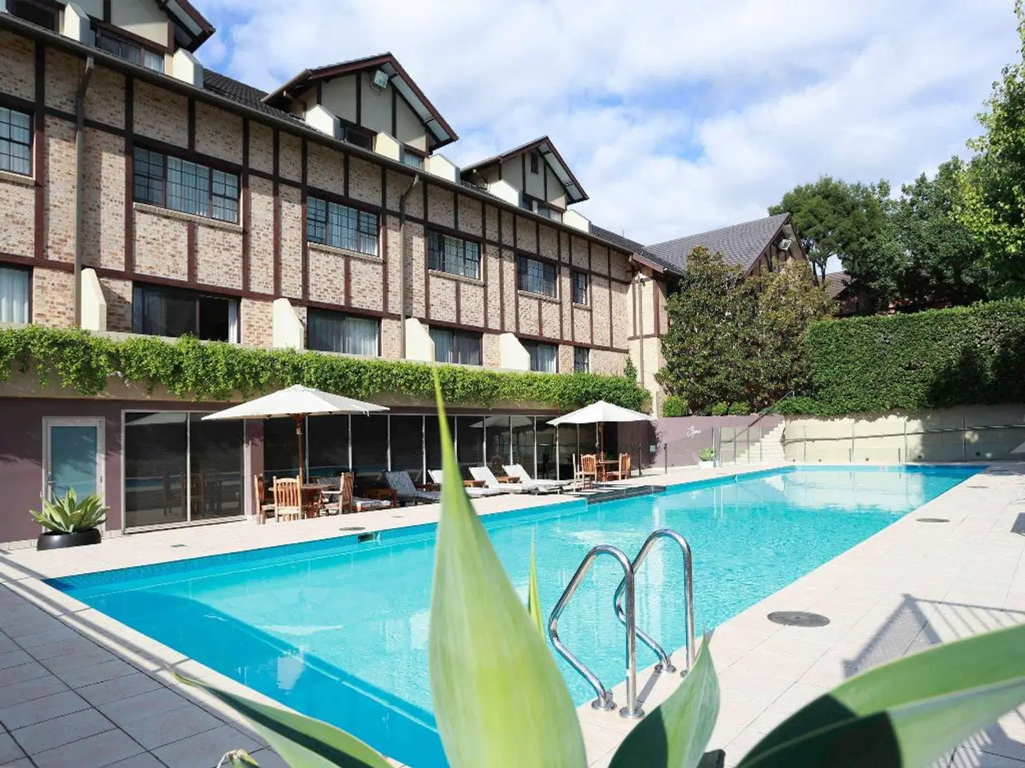 Peppers The Hills Lodge OUTDOOR_POOL