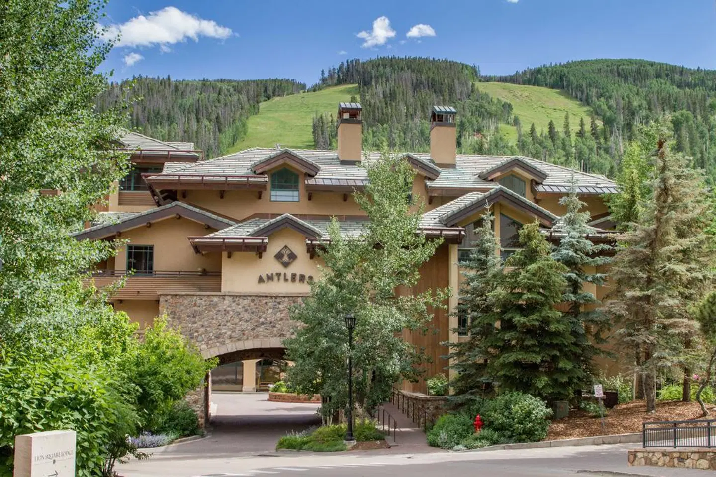 Antlers at Vail Resort EXTERIOR