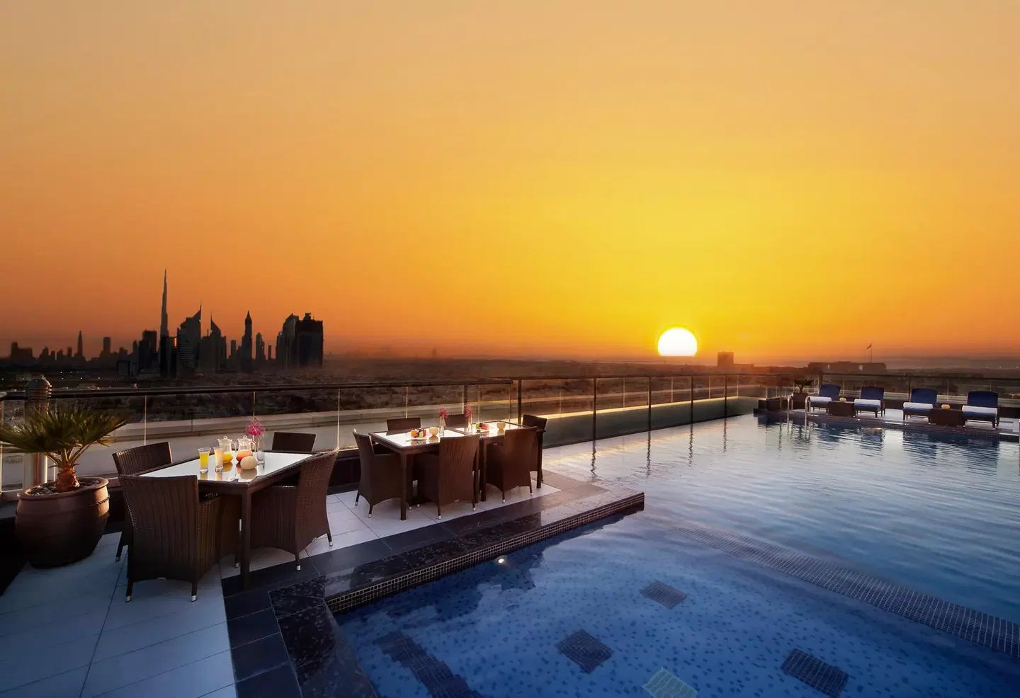 Park Regis Kris Kin Hotel OUTDOOR_POOL