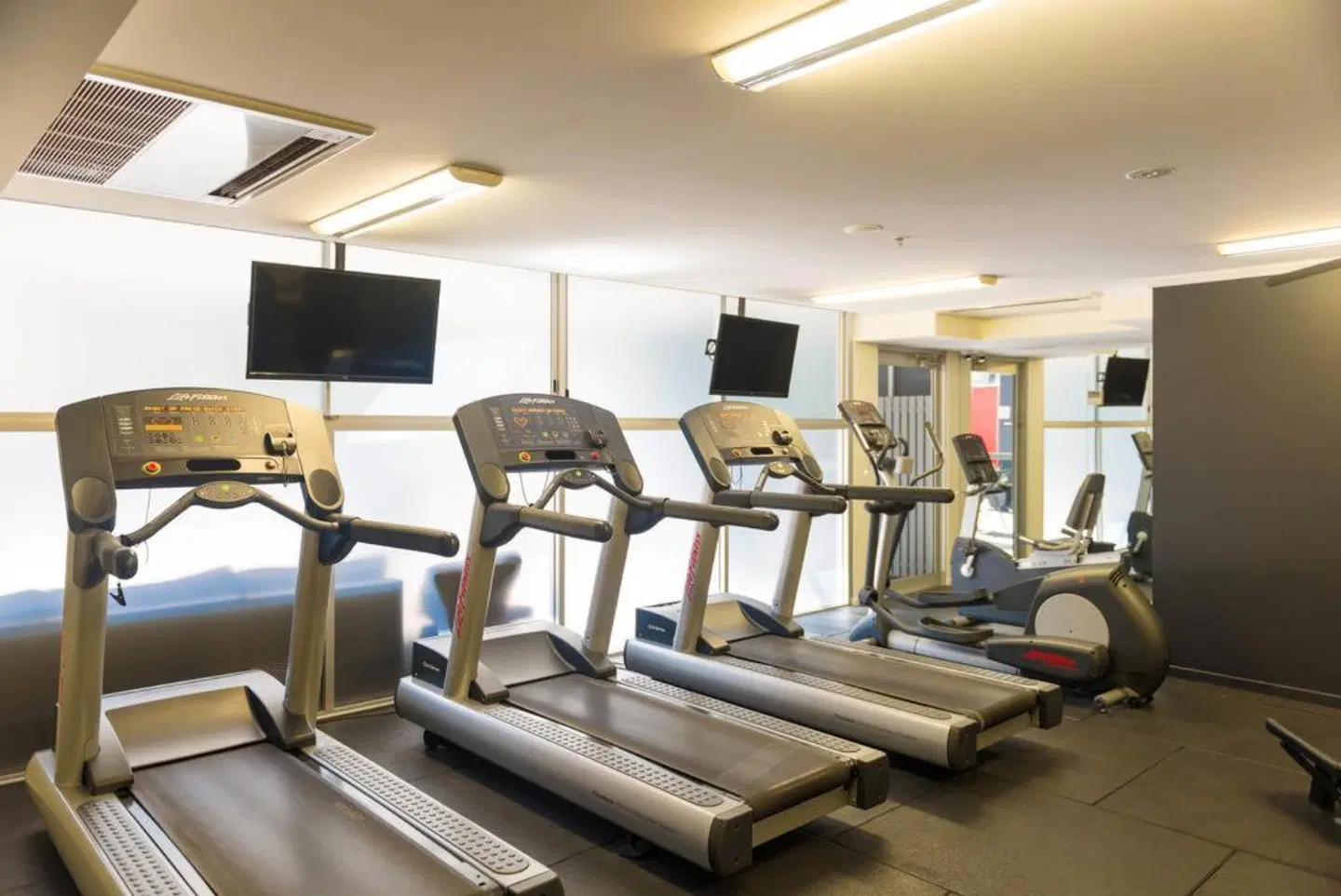 M On Mary Apartments SPORTS_AND_LEISURE