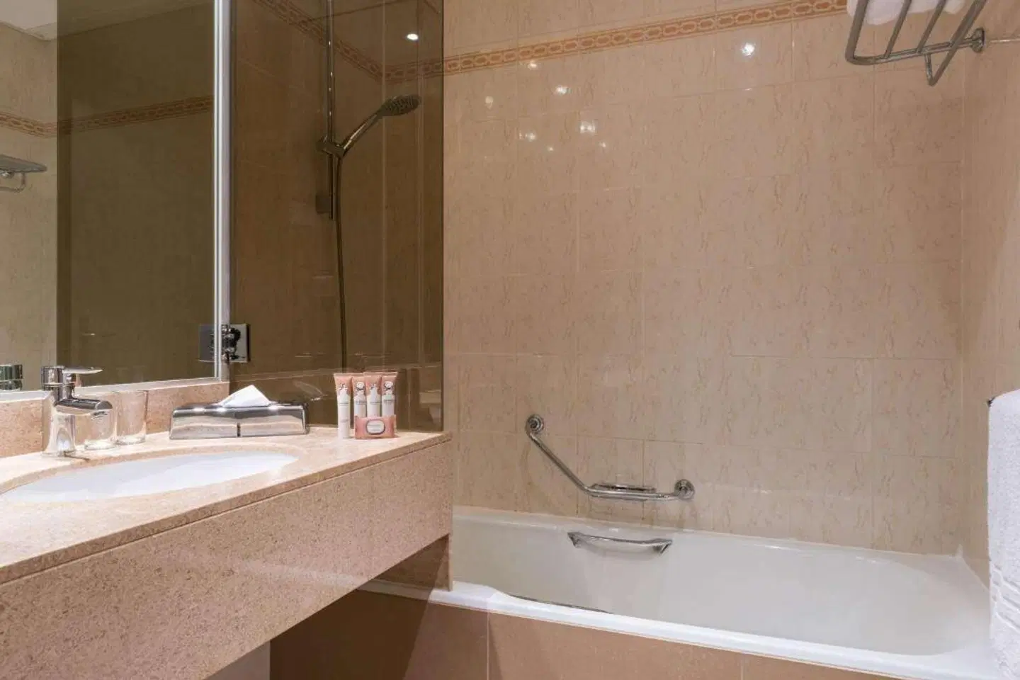Hotel Paris Boulogne Badezimmer