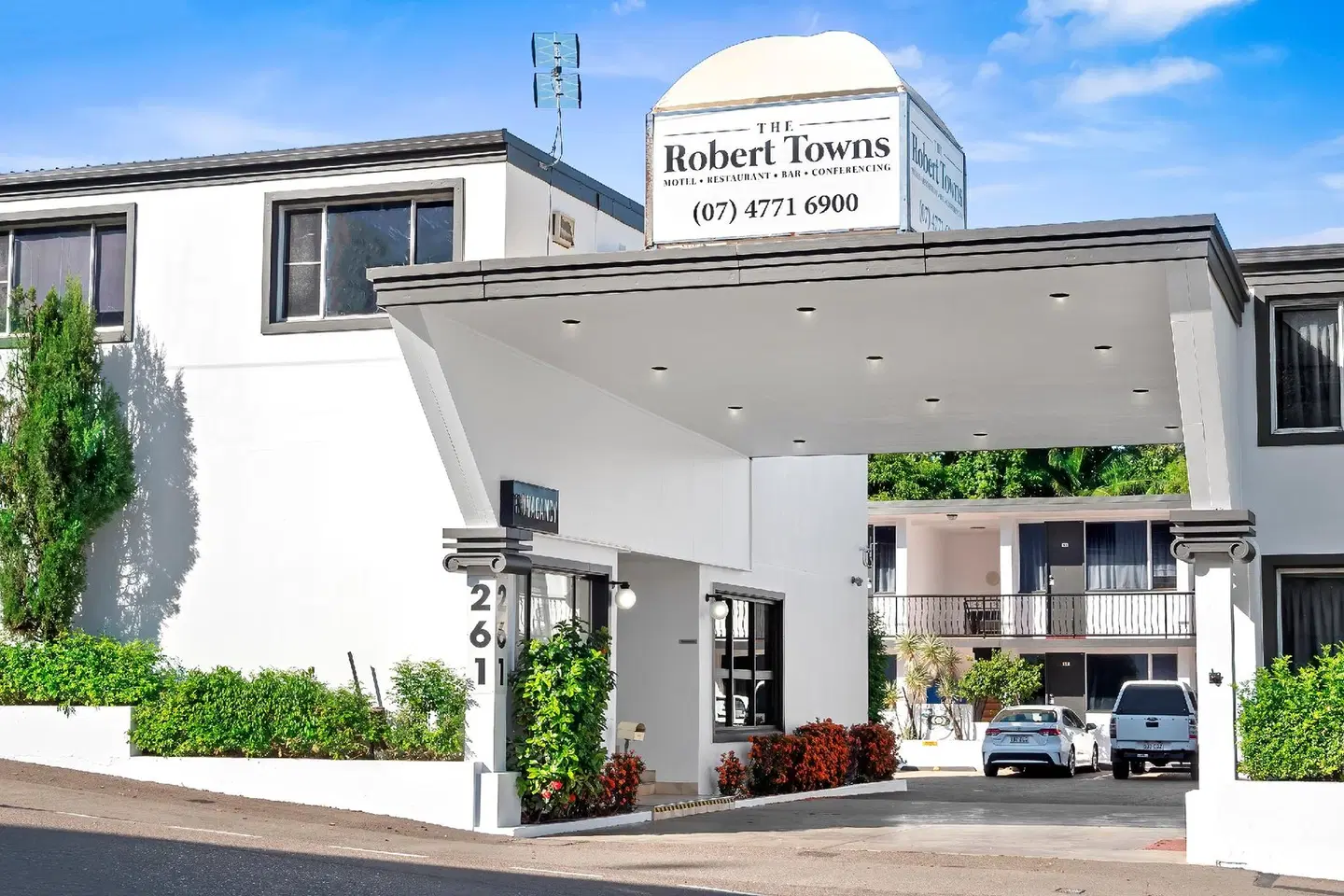 Comfort Inn Robert Towns EXTERIOR
