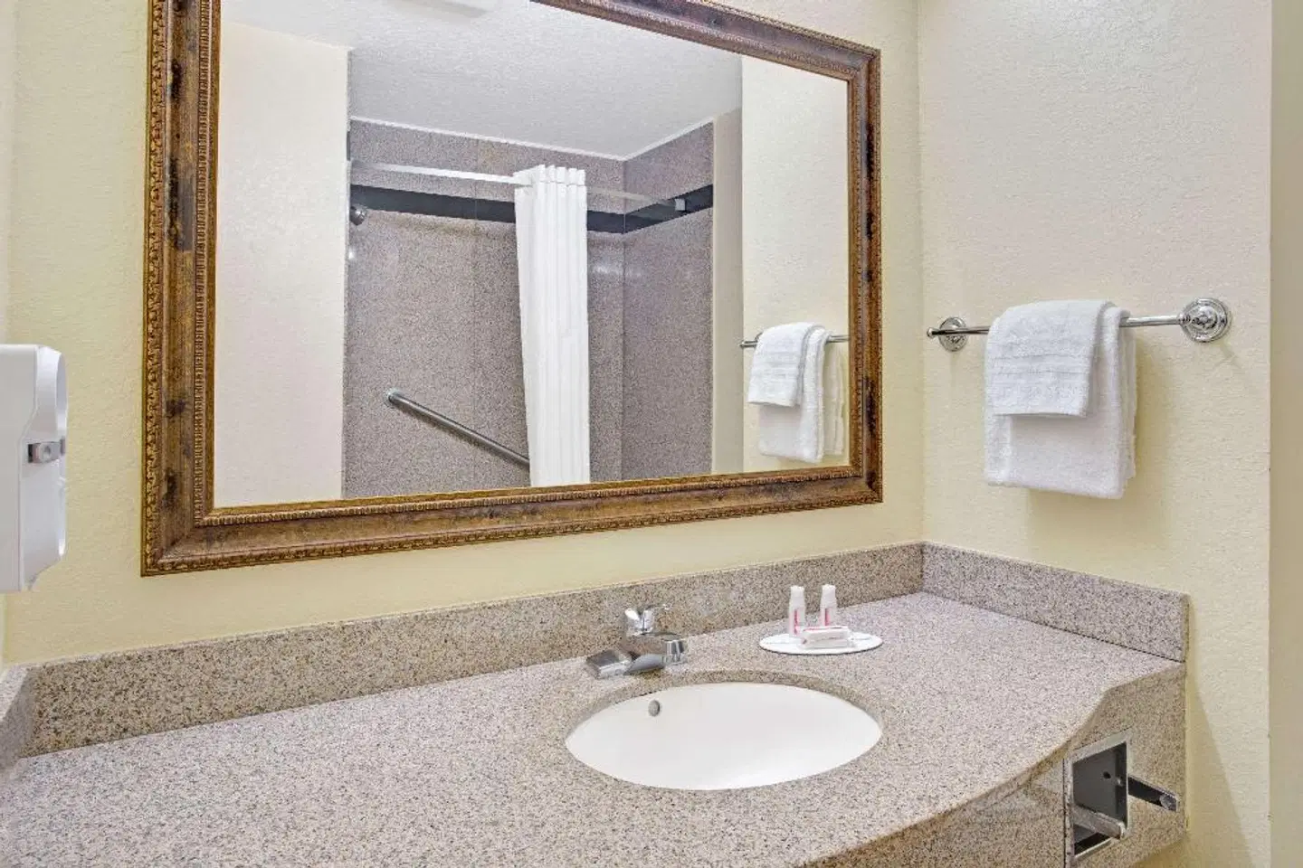 Super 8 by Wyndham Daytona Beach Badezimmer