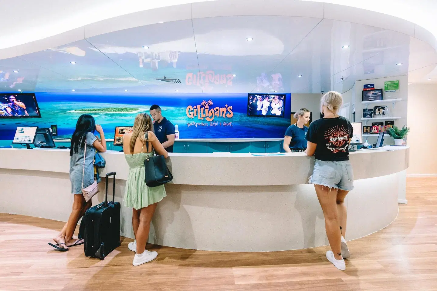 Gilligan's Backpackers Hotel & Resort Bar