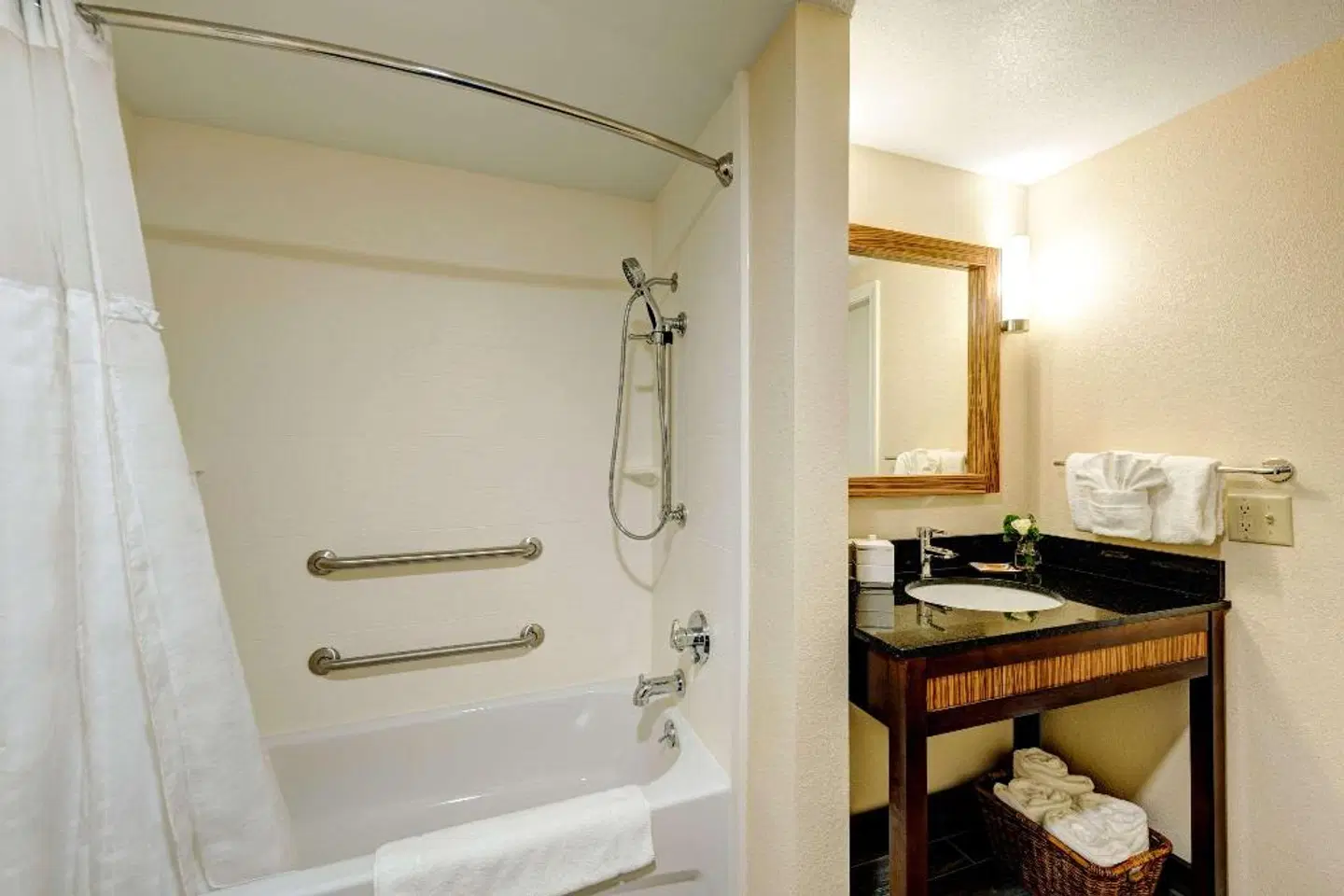 The Garrison Hotel & Suites Dover-Durham, Ascend Hotel Collection Badezimmer