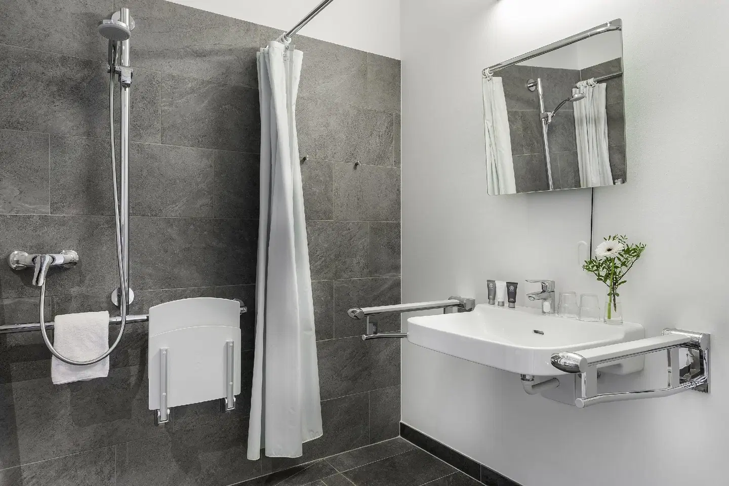 Atomis Hotel Dachau Munich Badezimmer