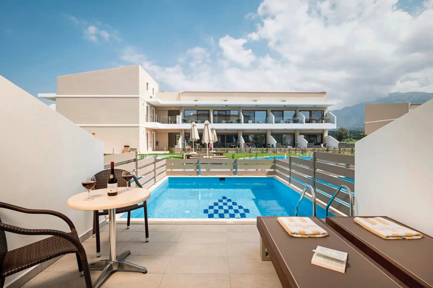 Vantaris Blue OUTDOOR_POOL