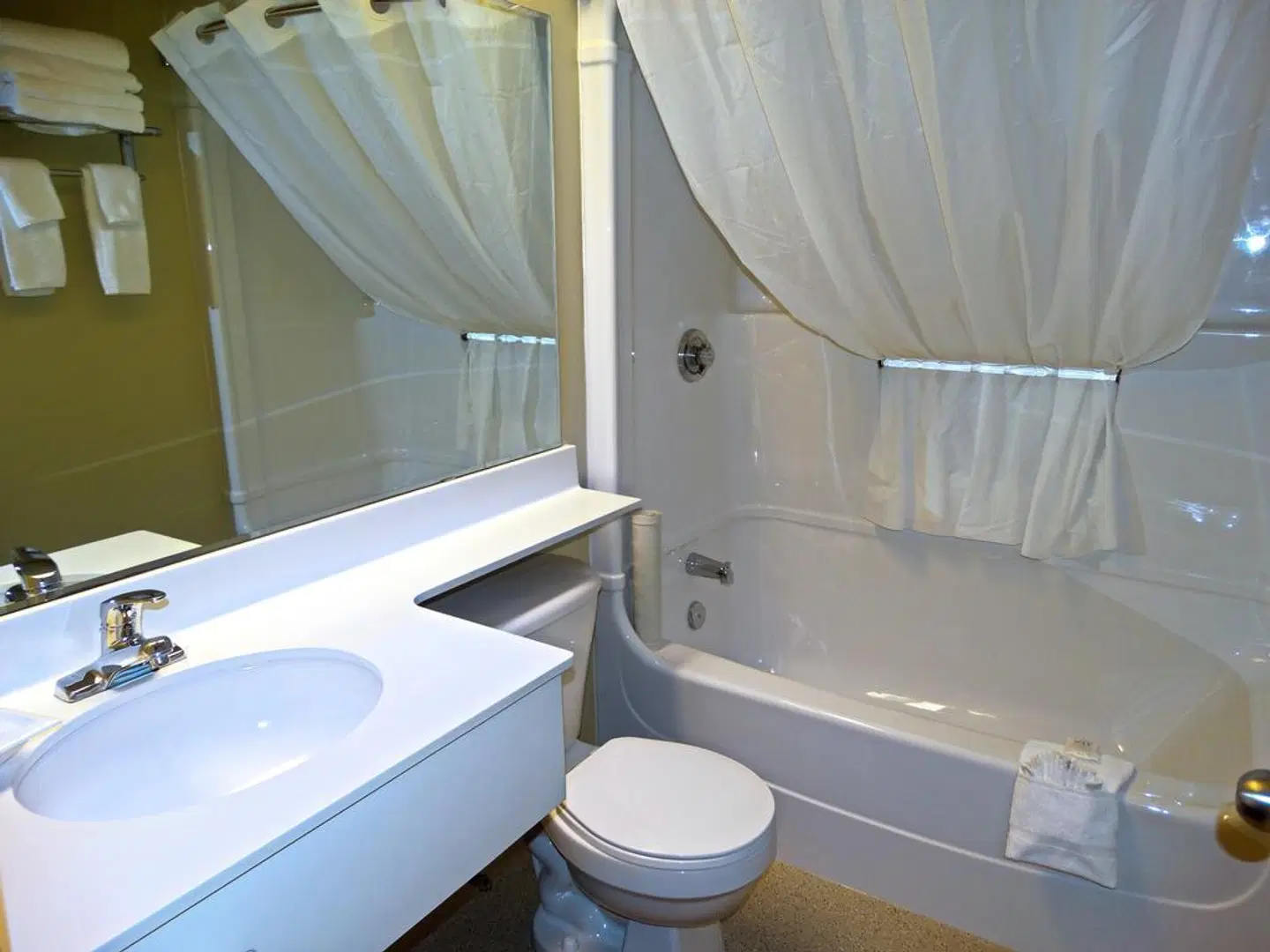 Amsterdam Inn & Suites Moncton Badezimmer
