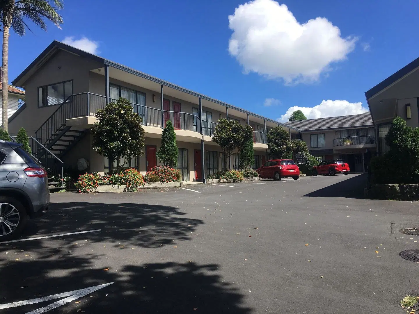 Cornwall Park Motor Inn EXTERIOR