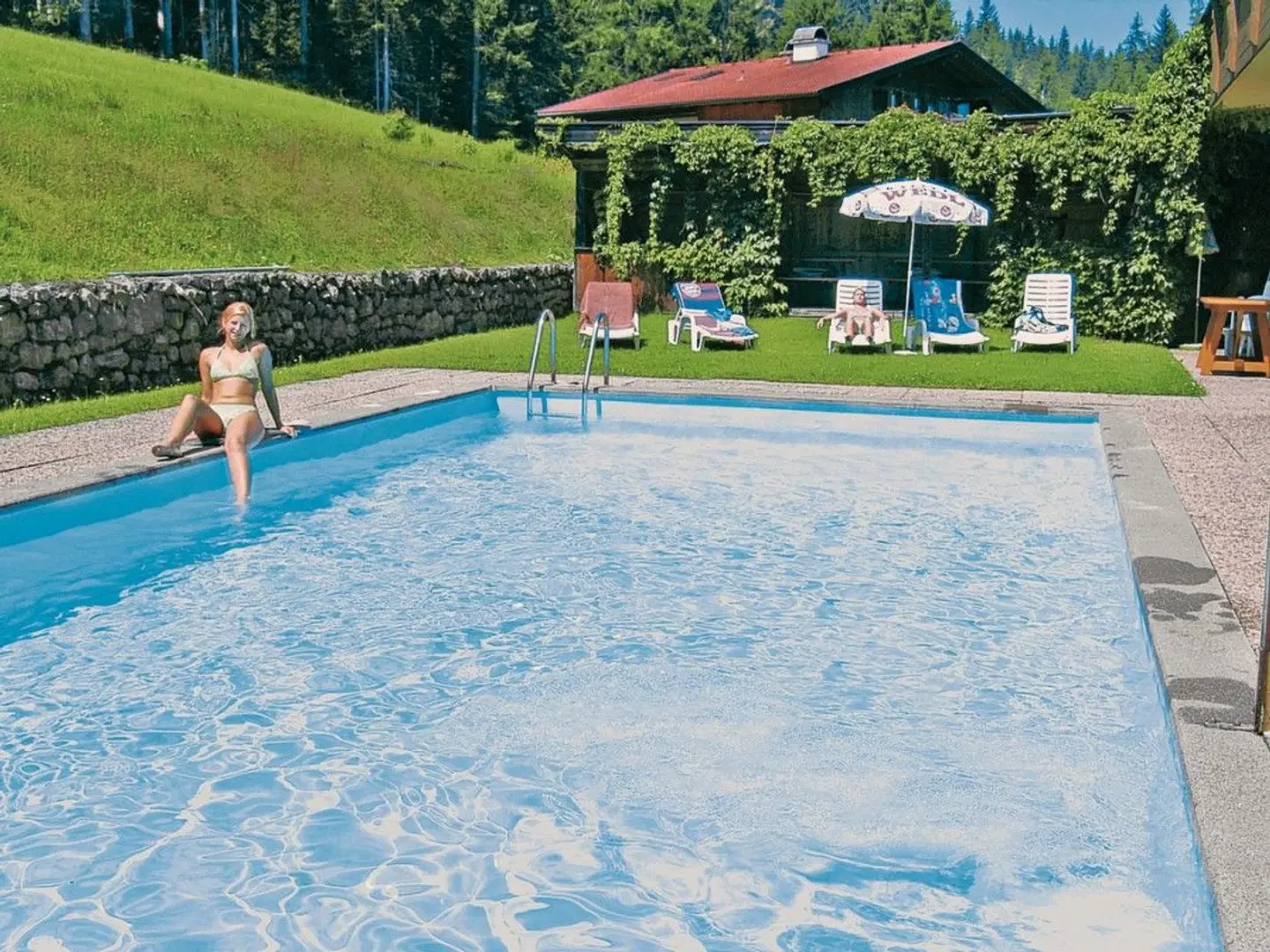 Iris OUTDOOR_POOL