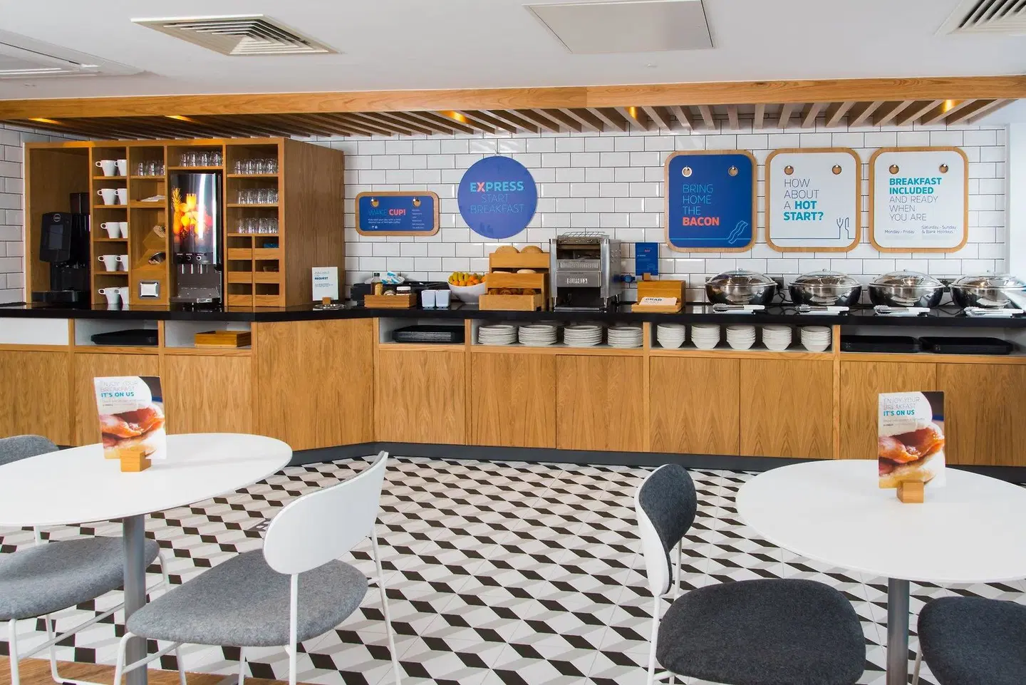 Holiday Inn Express Cardiff Bay LOUNGE_LOBBY