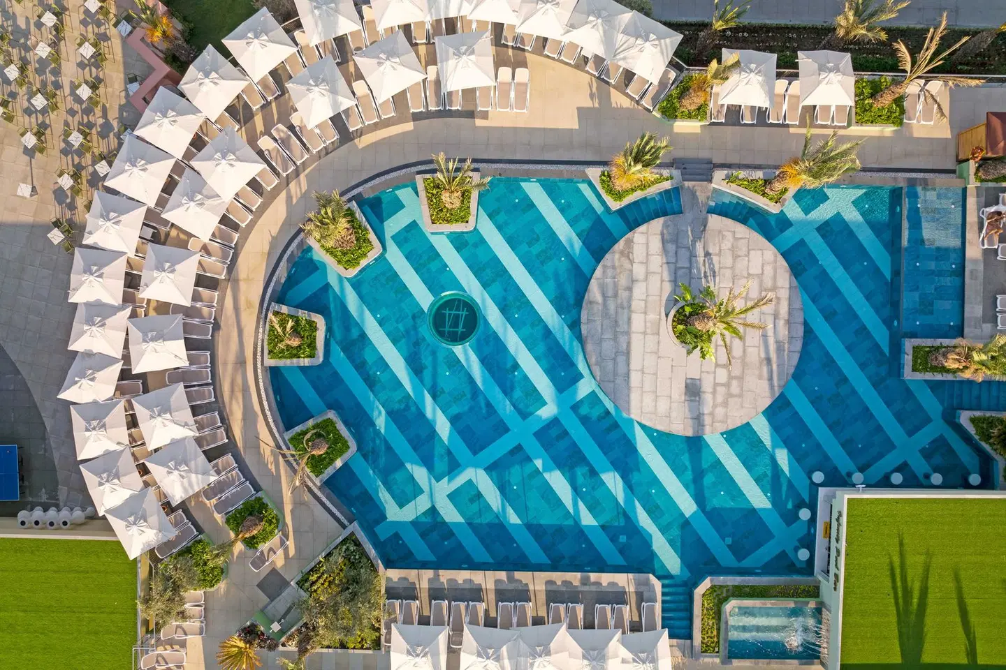 Kirman Belazur Resort & Spa OUTDOOR_POOL