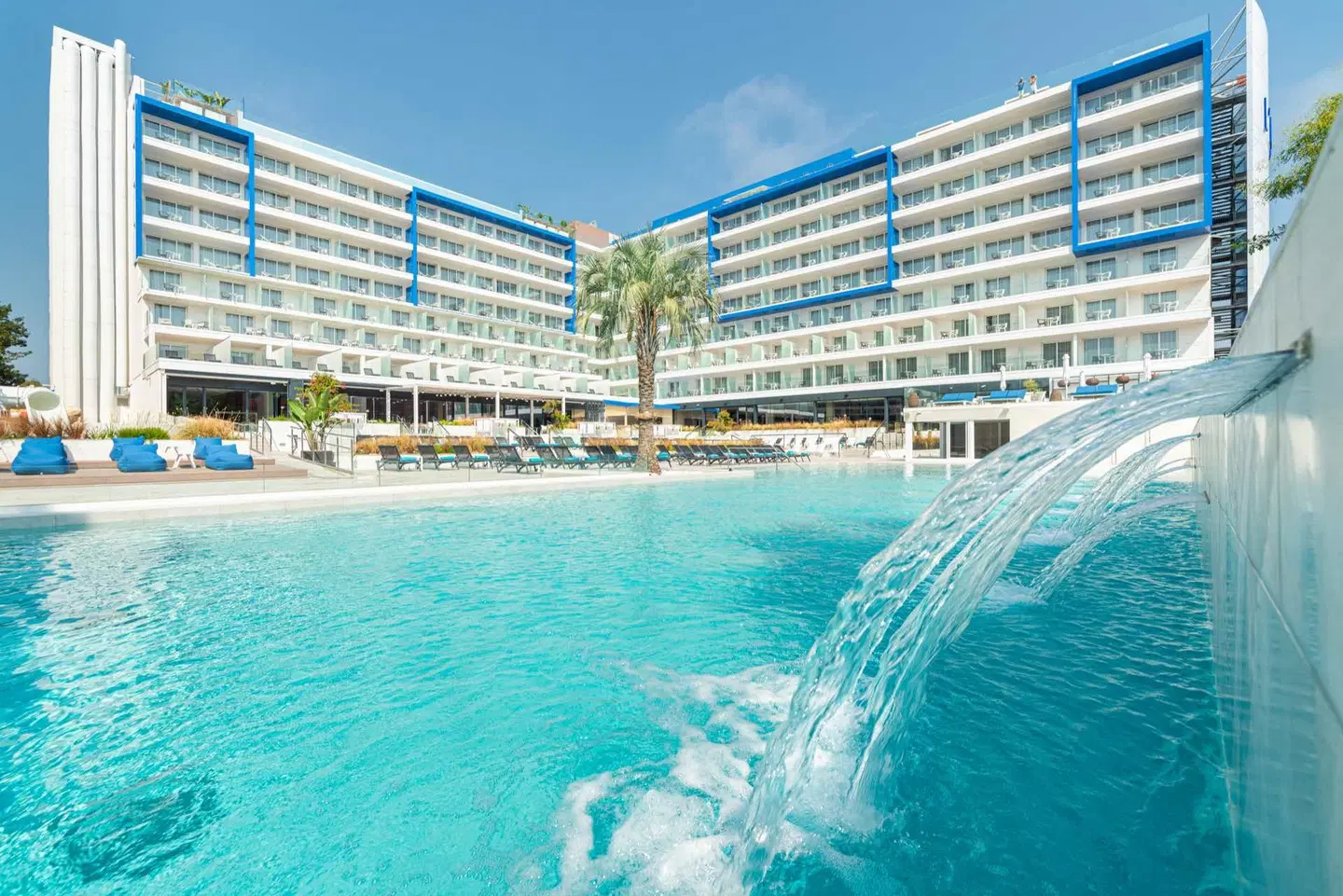 L'Azure EXTERIOR