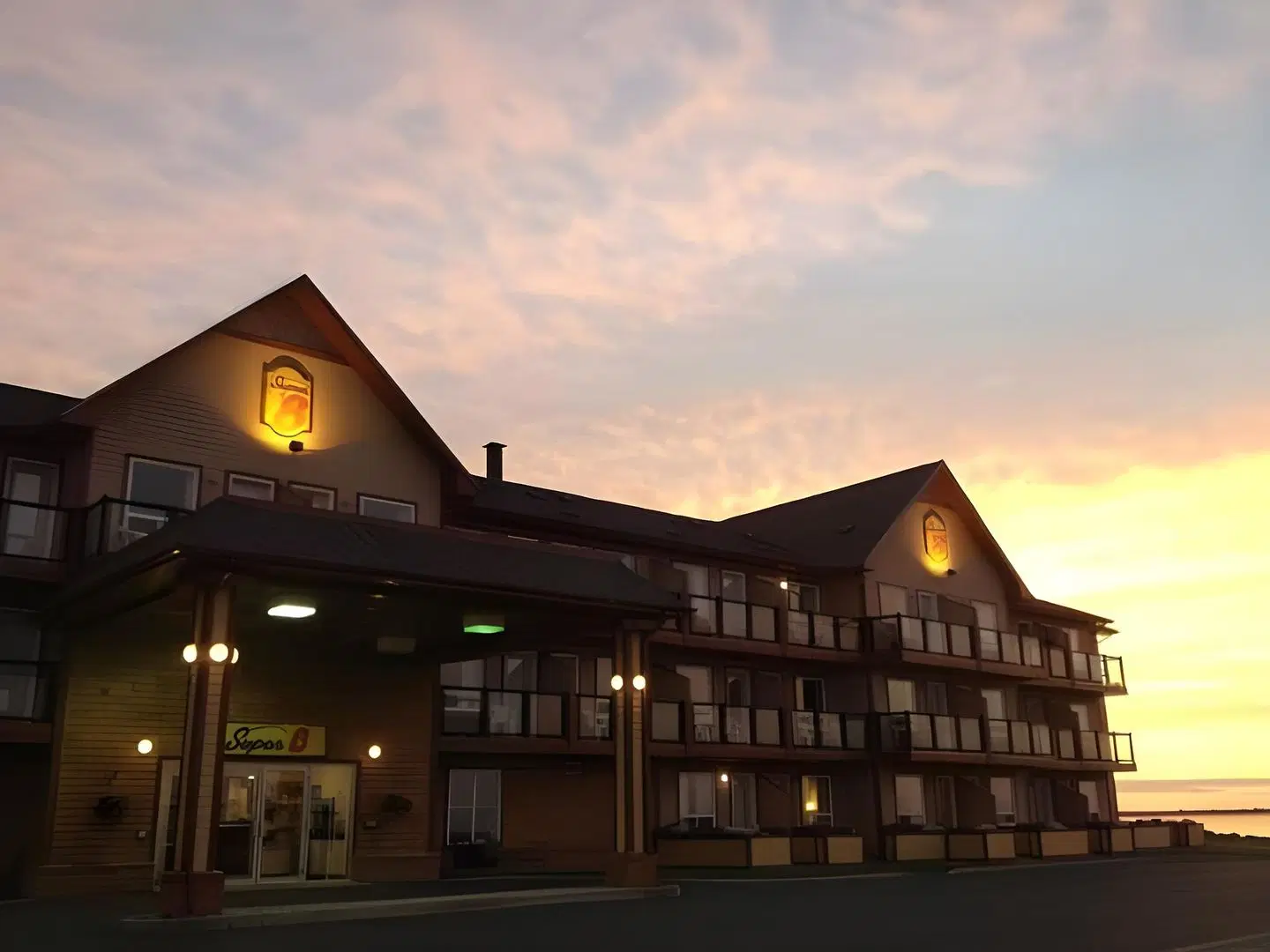 Super 8 by Wyndham Caraquet EXTERIOR