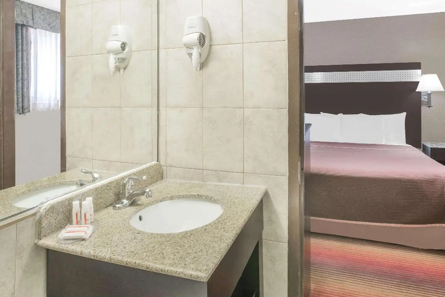 Howard Johnson by Wyndham North Bergen Badezimmer