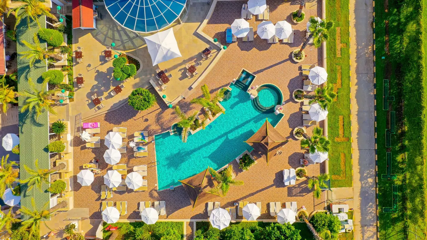 Crystal Family Comfort Collection OUTDOOR_POOL