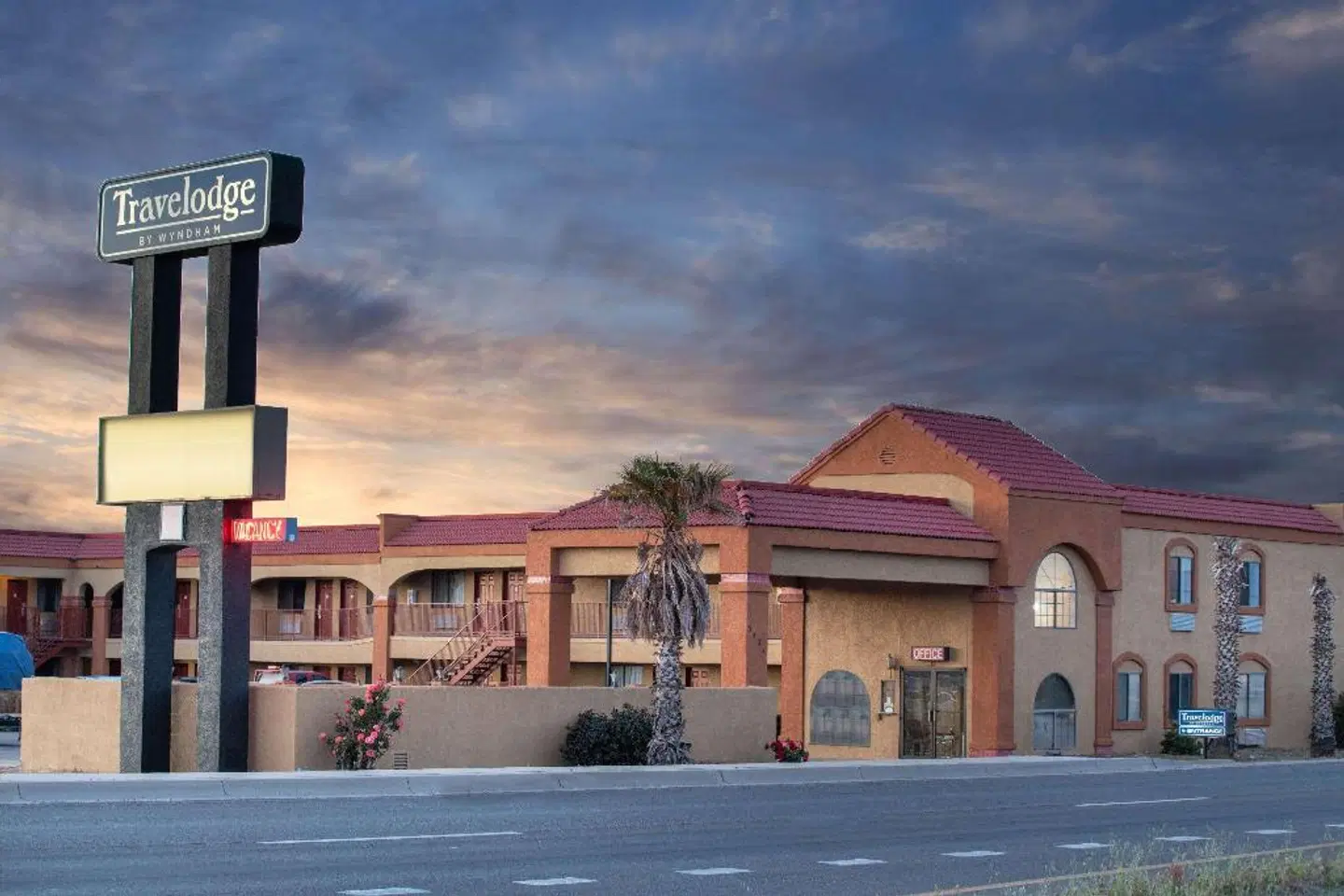 Travelodge by Wyndham Kingman EXTERIOR