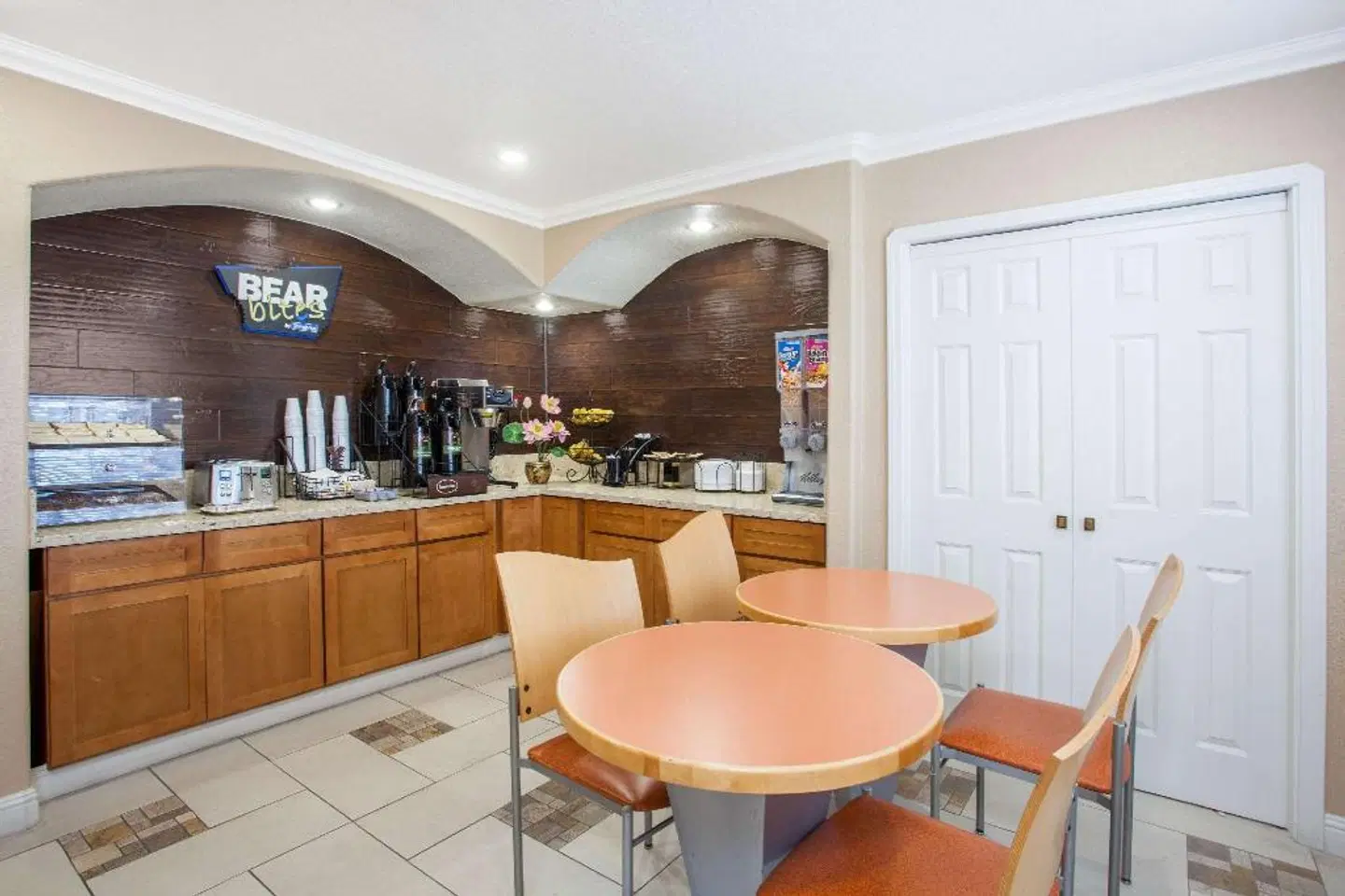 Travelodge by Wyndham Fresno Yosemite Area Bar