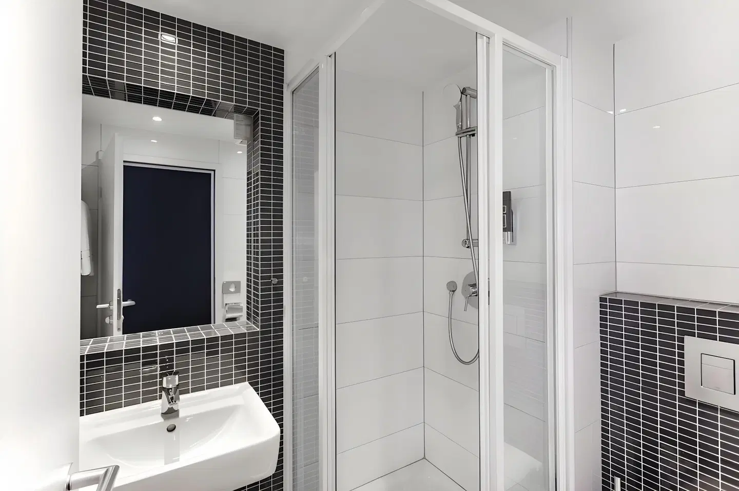 LyvInn Hotel Frankfurt Messe Badezimmer