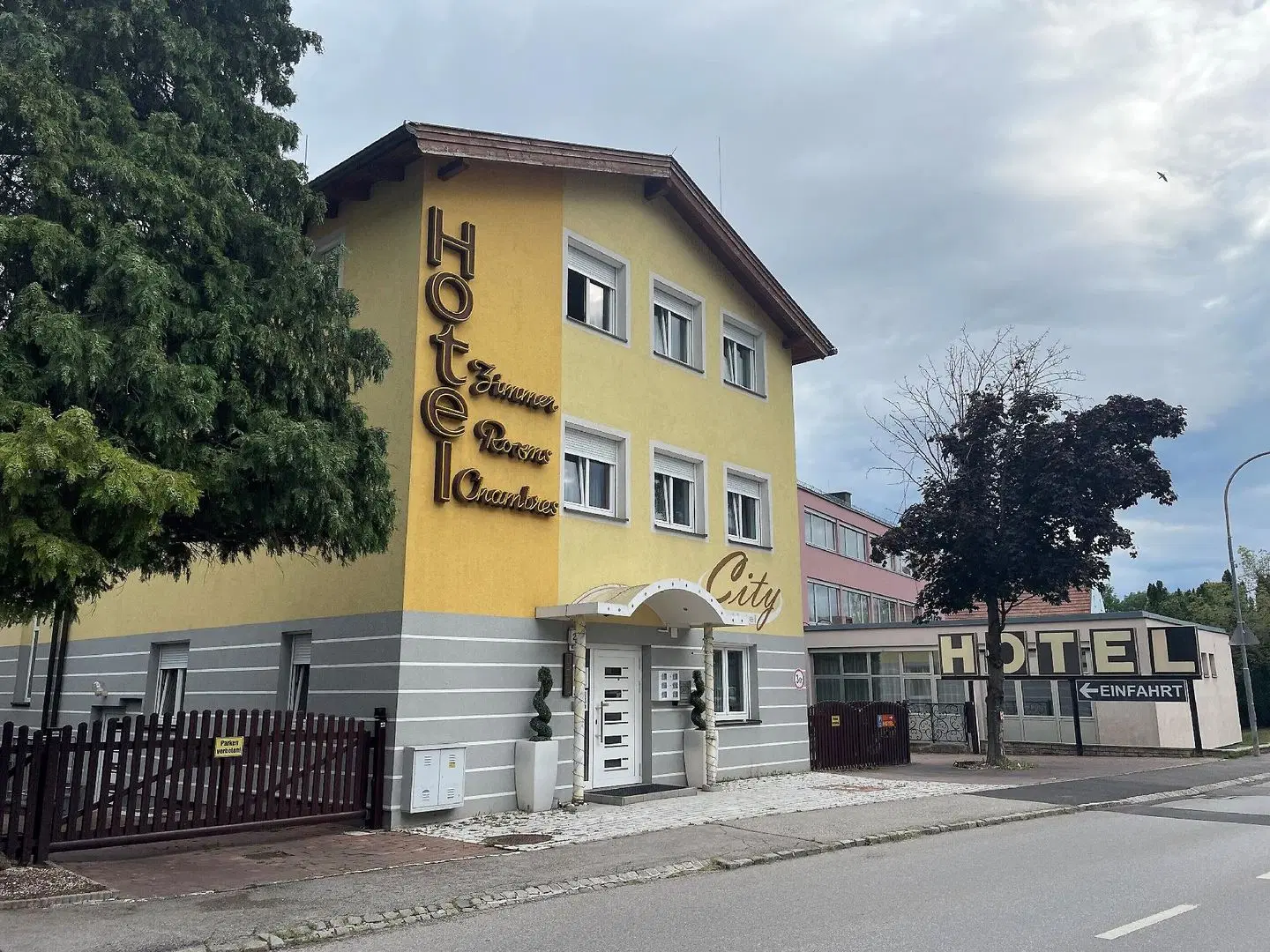 City Hotel Neunkirchen EXTERIOR