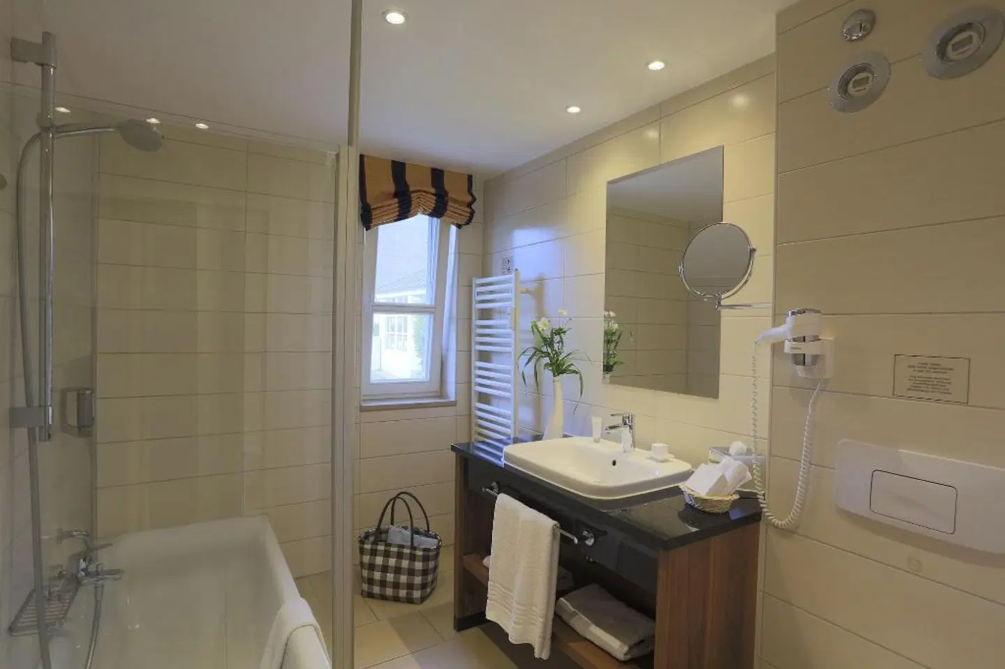 Balmer See - Hotel · Golf · Spa Badezimmer