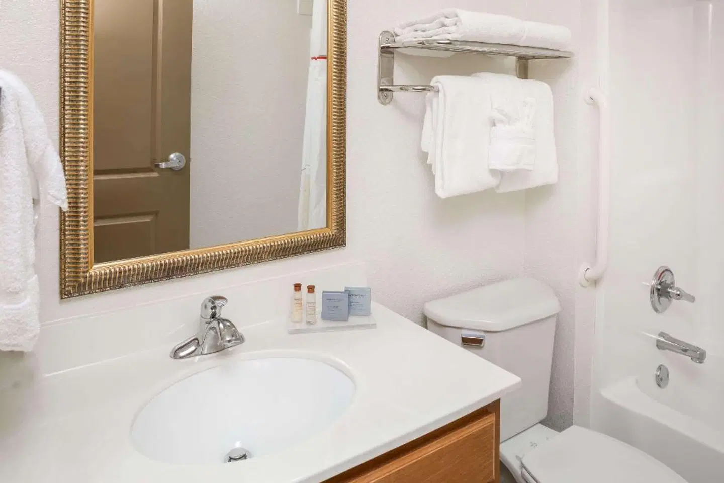 Hawthorn Suites by Wyndham Panama City Beach FL Badezimmer
