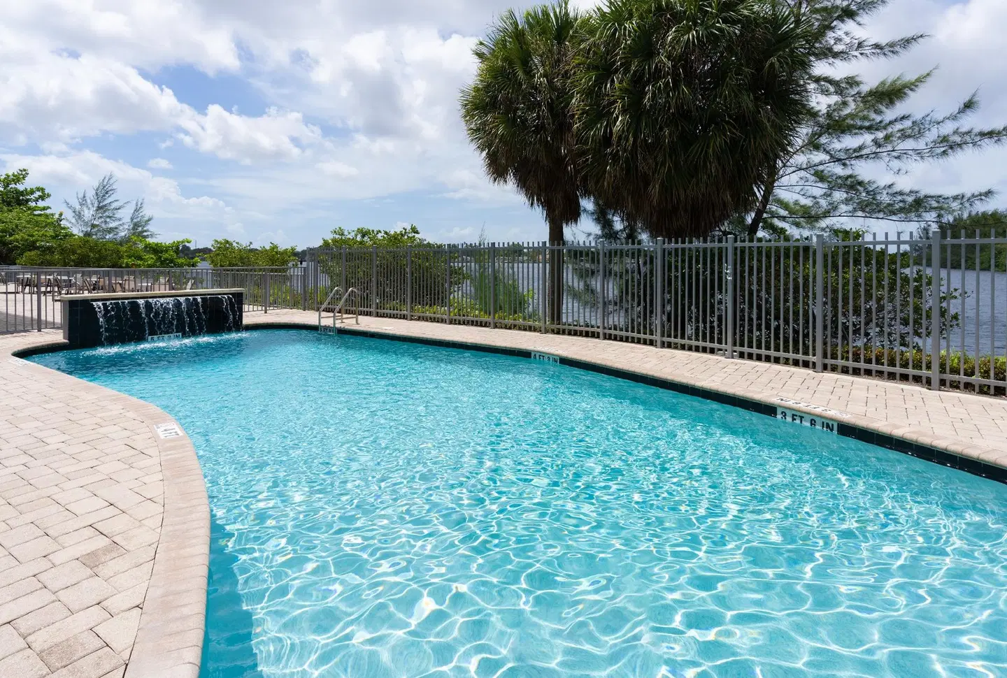 Holiday Inn Express Miami Airport Blue Lagoon Area OUTDOOR_POOL