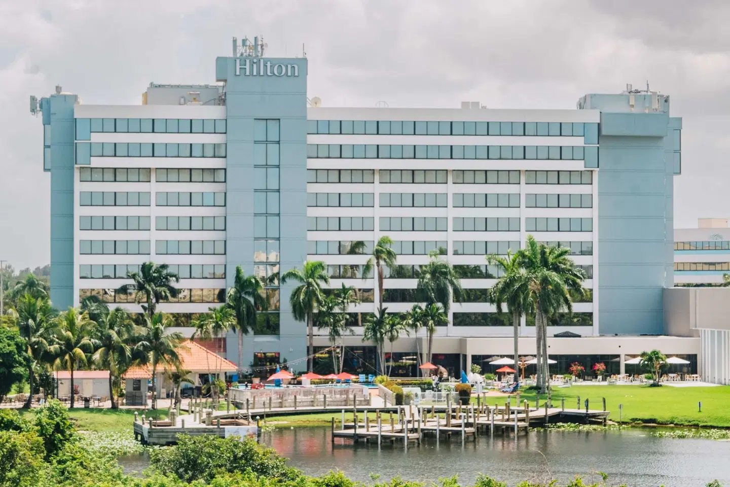 Hilton Palm Beach Airport EXTERIOR