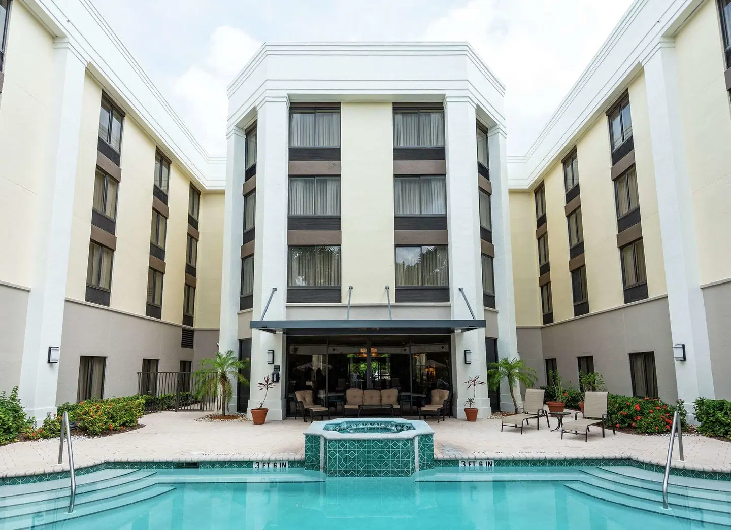 Hampton Inn Boca Raton EXTERIOR