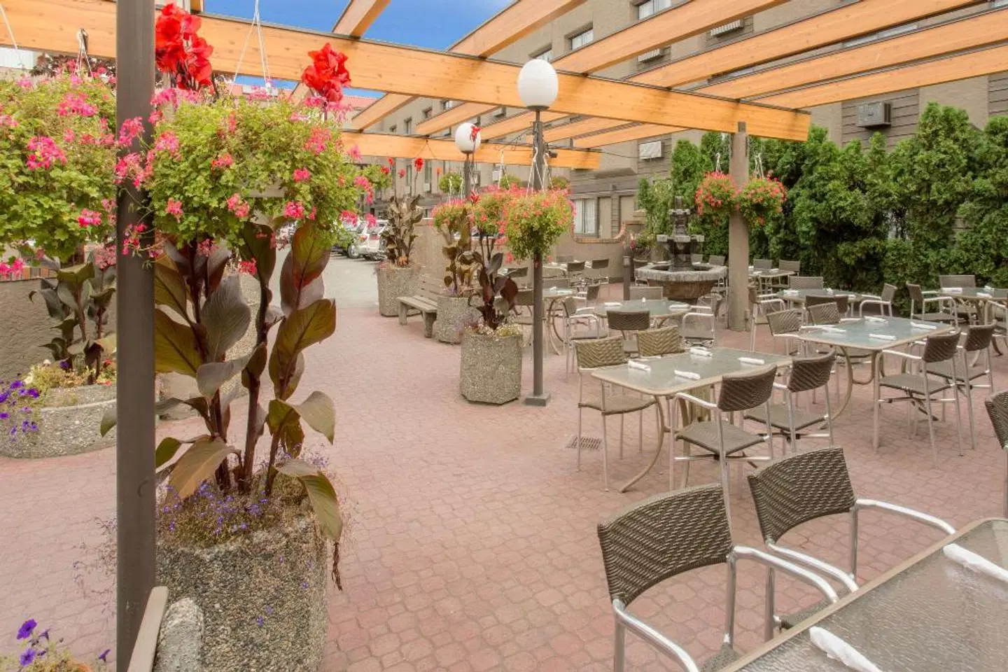 Ramada by Wyndham Kelowna Hotel & Conference Center Terrasse