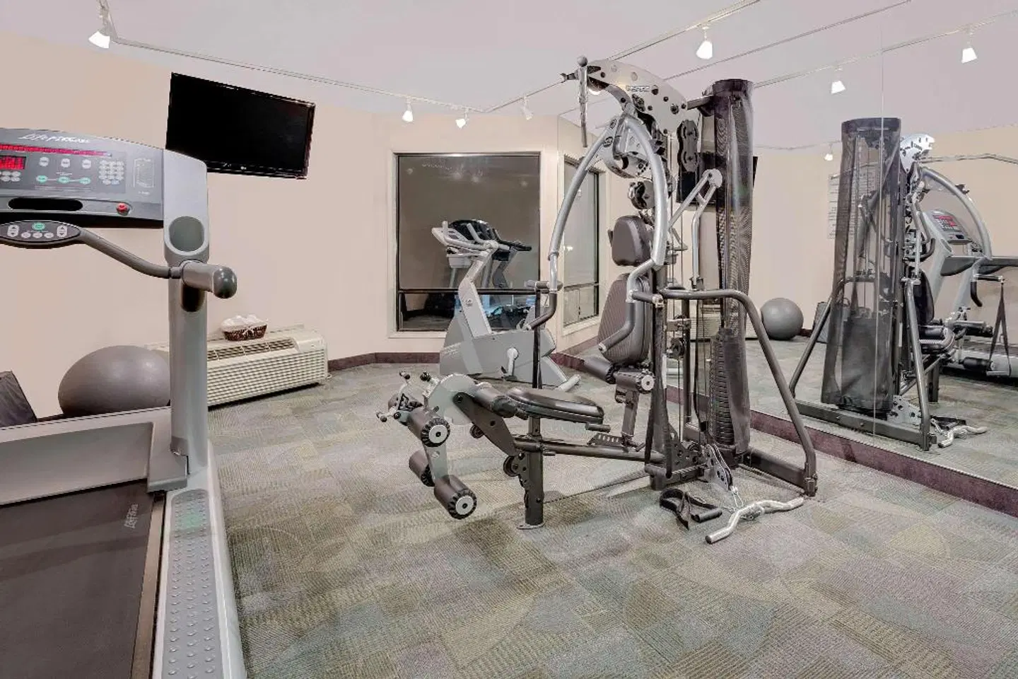 Ramada by Wyndham Kamloops SPORTS_AND_LEISURE