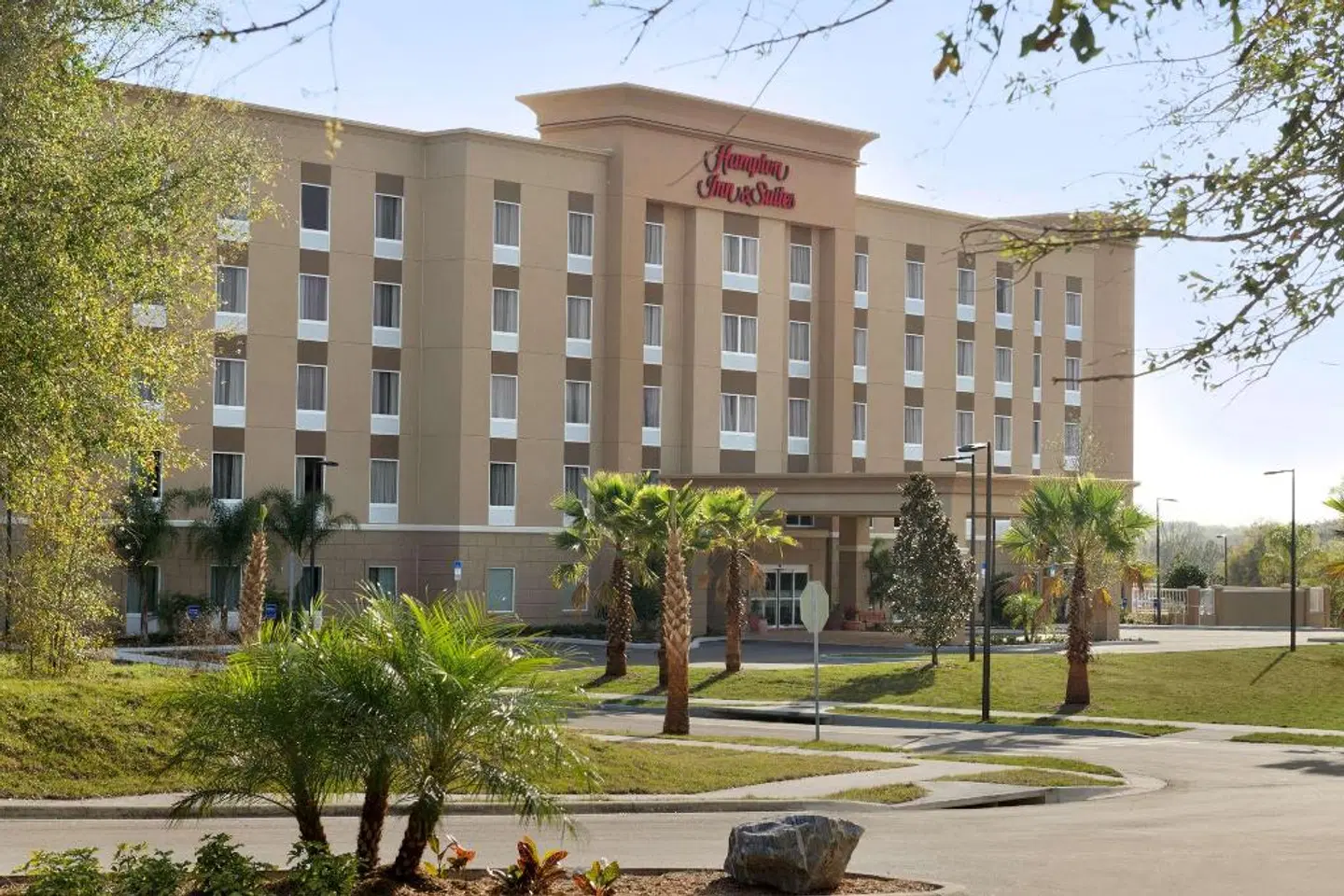 Hampton Inn & Suites Deland EXTERIOR