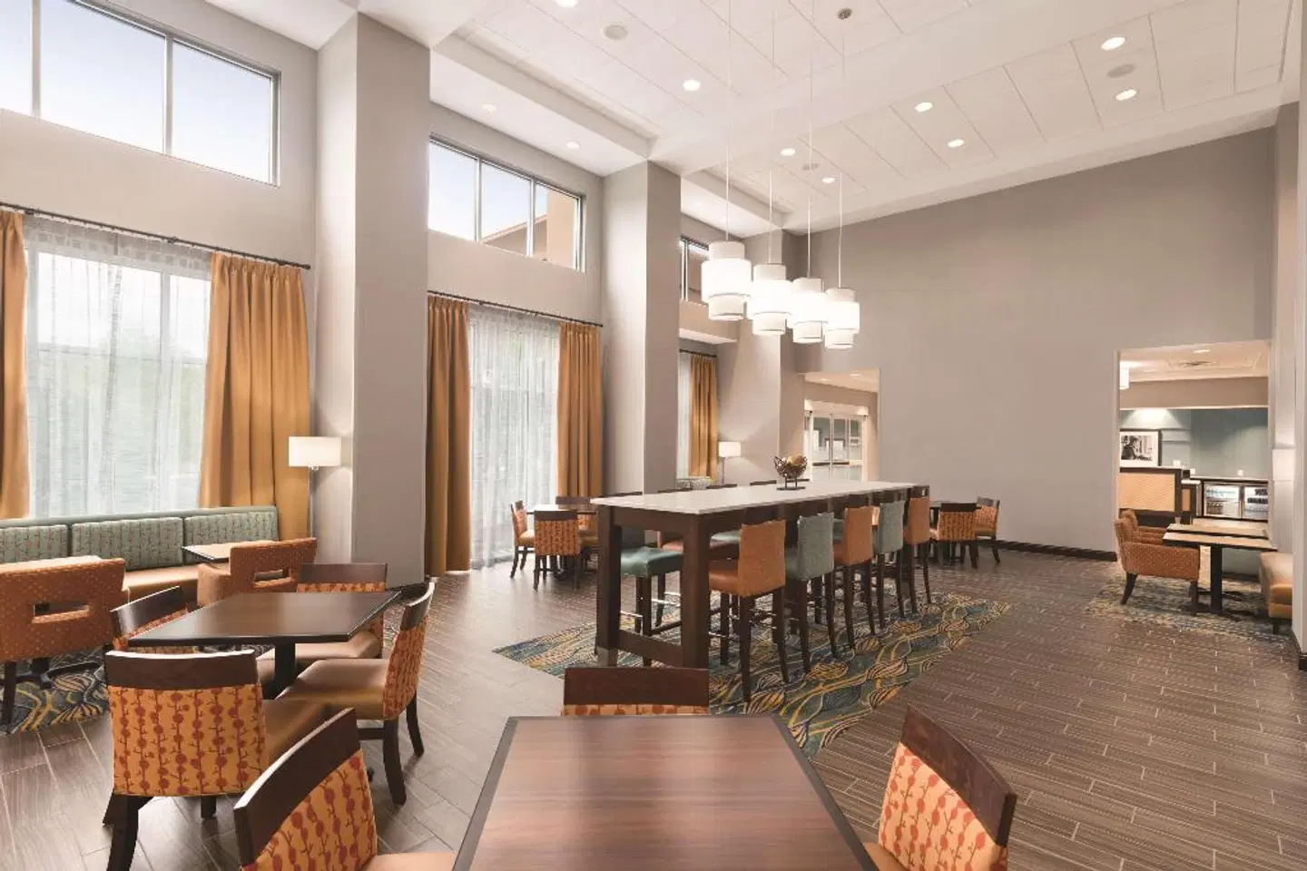 Hampton Inn & Suites Deland Bar