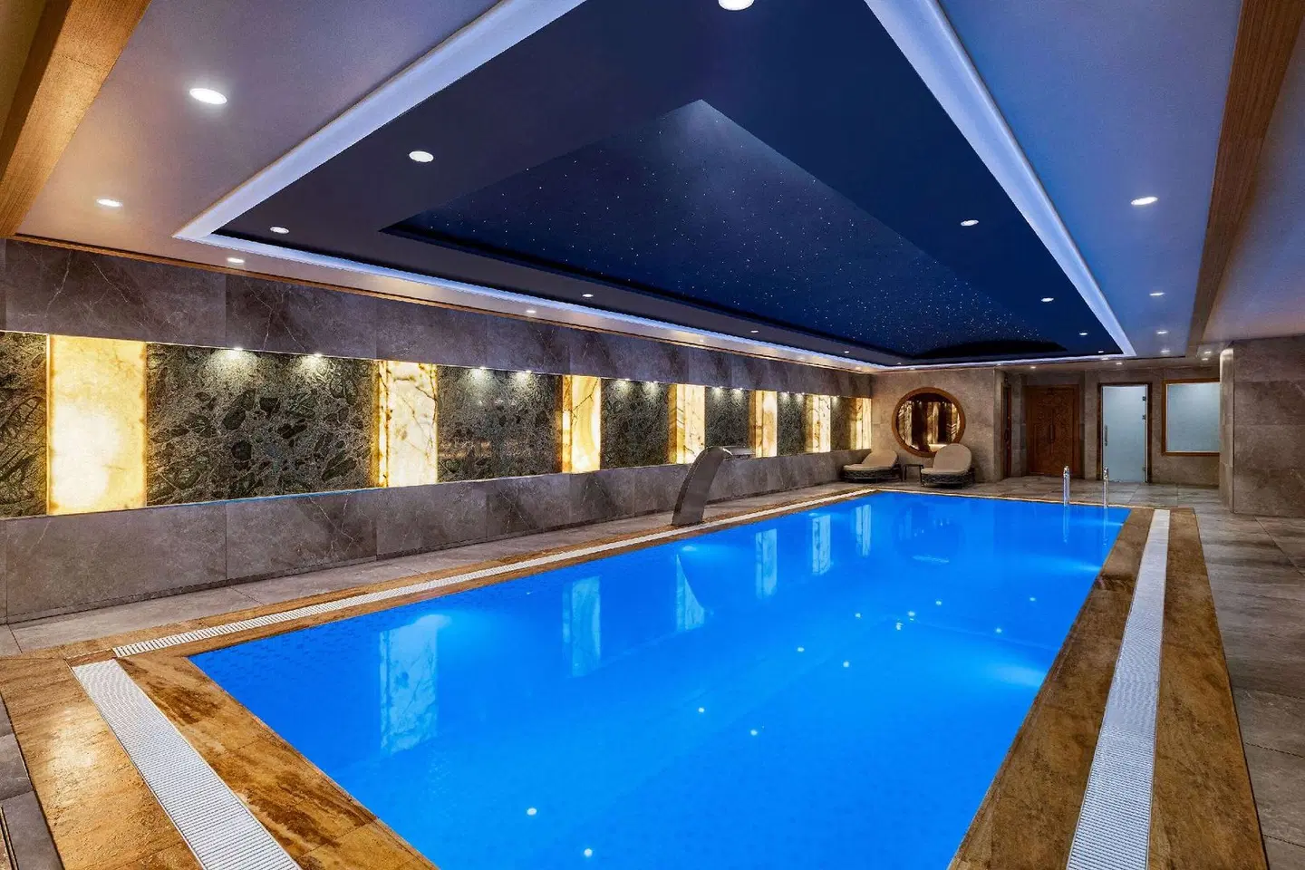 Ramada by Wyndham Istanbul Pera Hallenbad