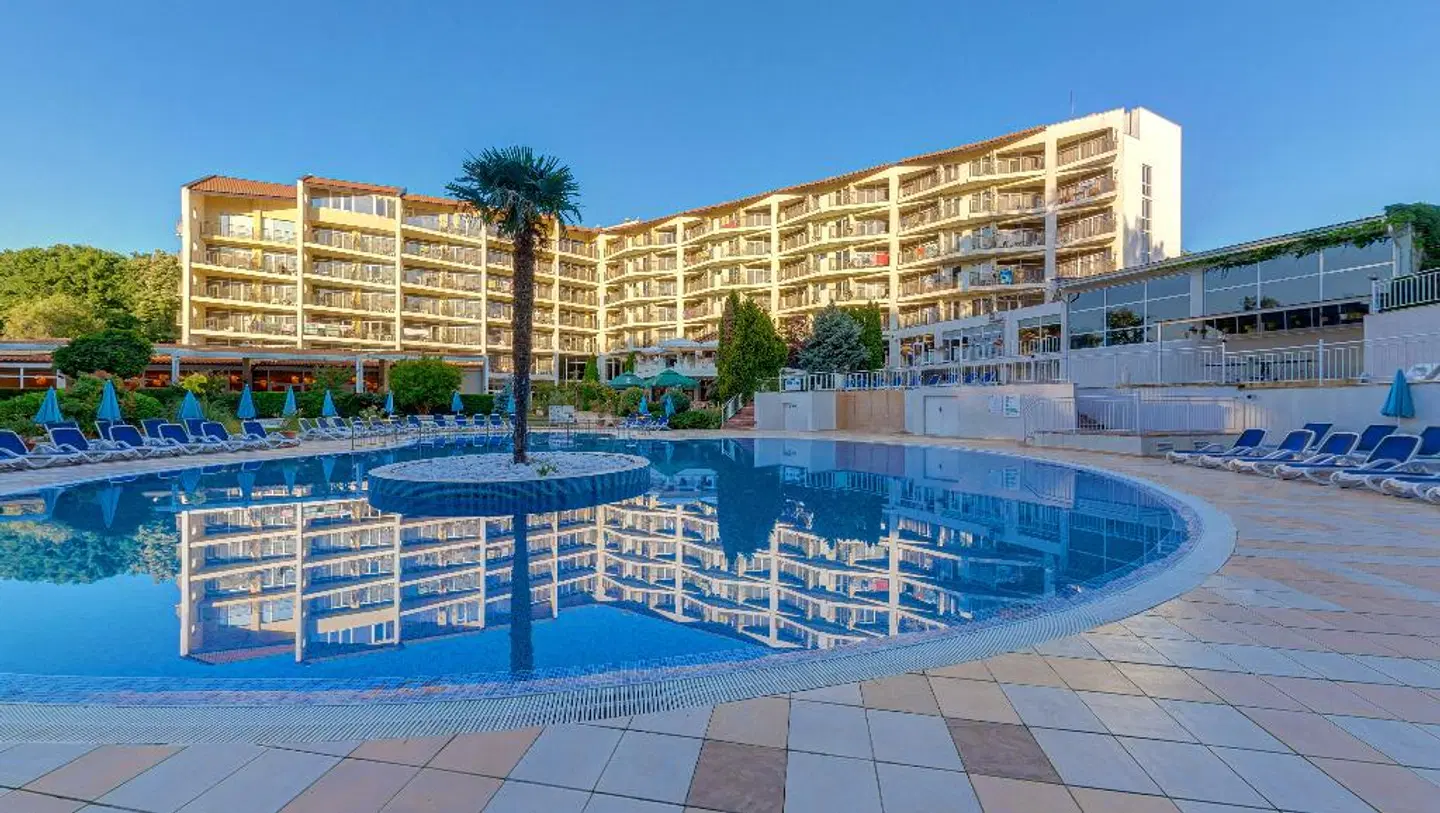 Madara Park Hotel OUTDOOR_POOL