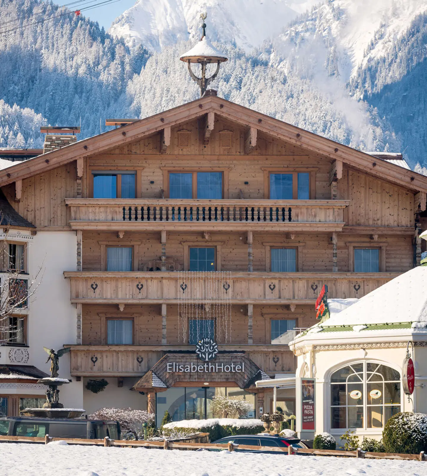 Elisabeth EXTERIOR