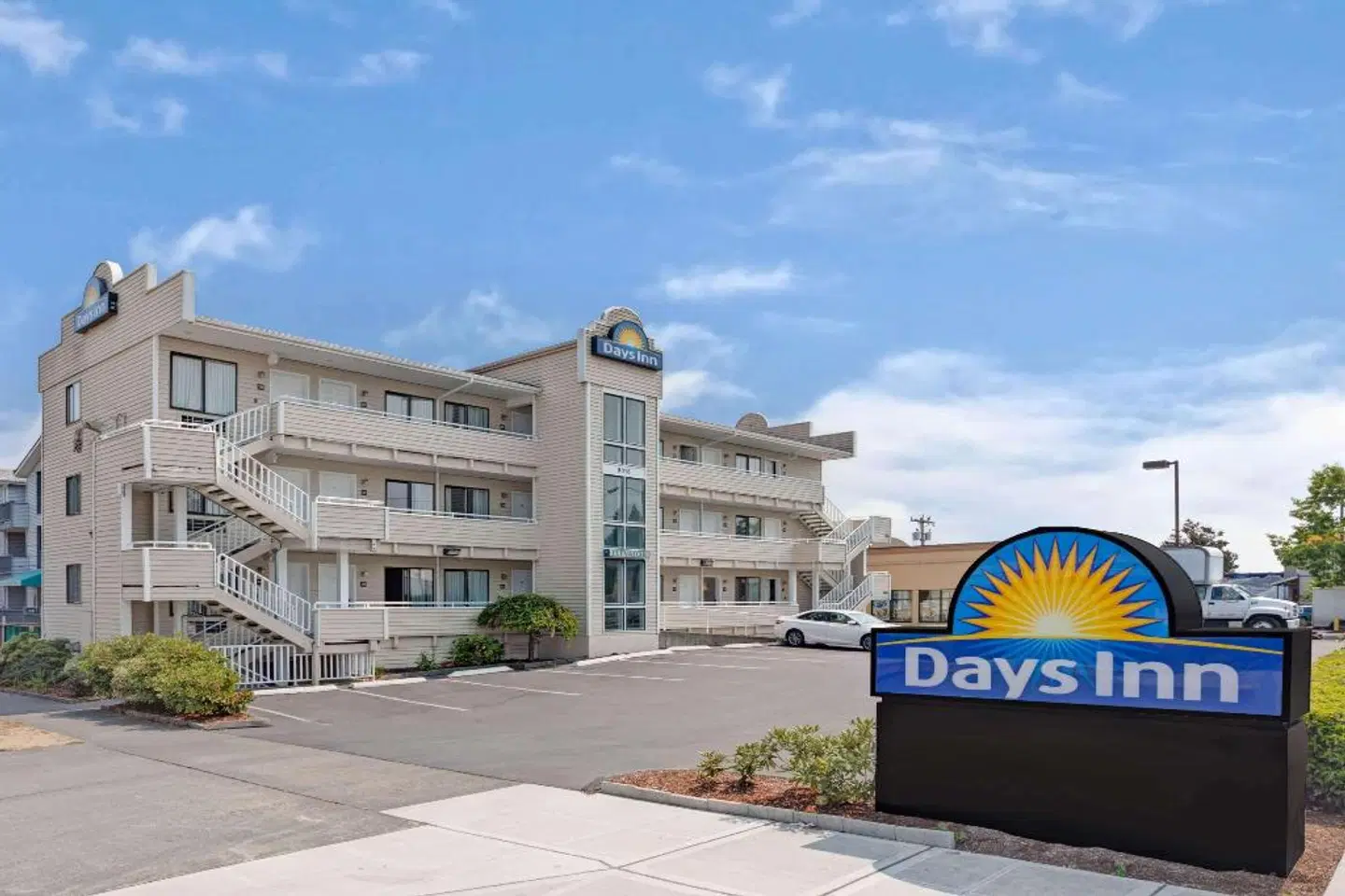 Days Inn by Wyndham Seattle North of Downtown EXTERIOR