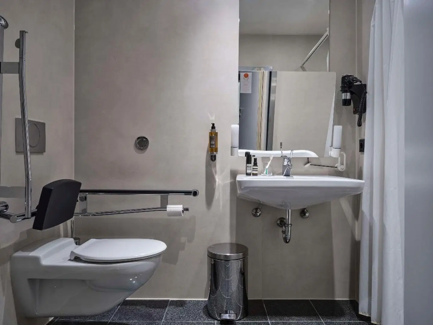 Motel One Frankfurt - Hauptbahnhof Badezimmer