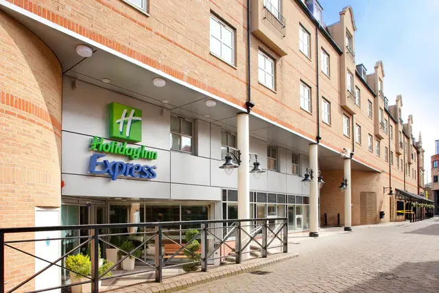 Holiday Inn Express Hammersmith EXTERIOR
