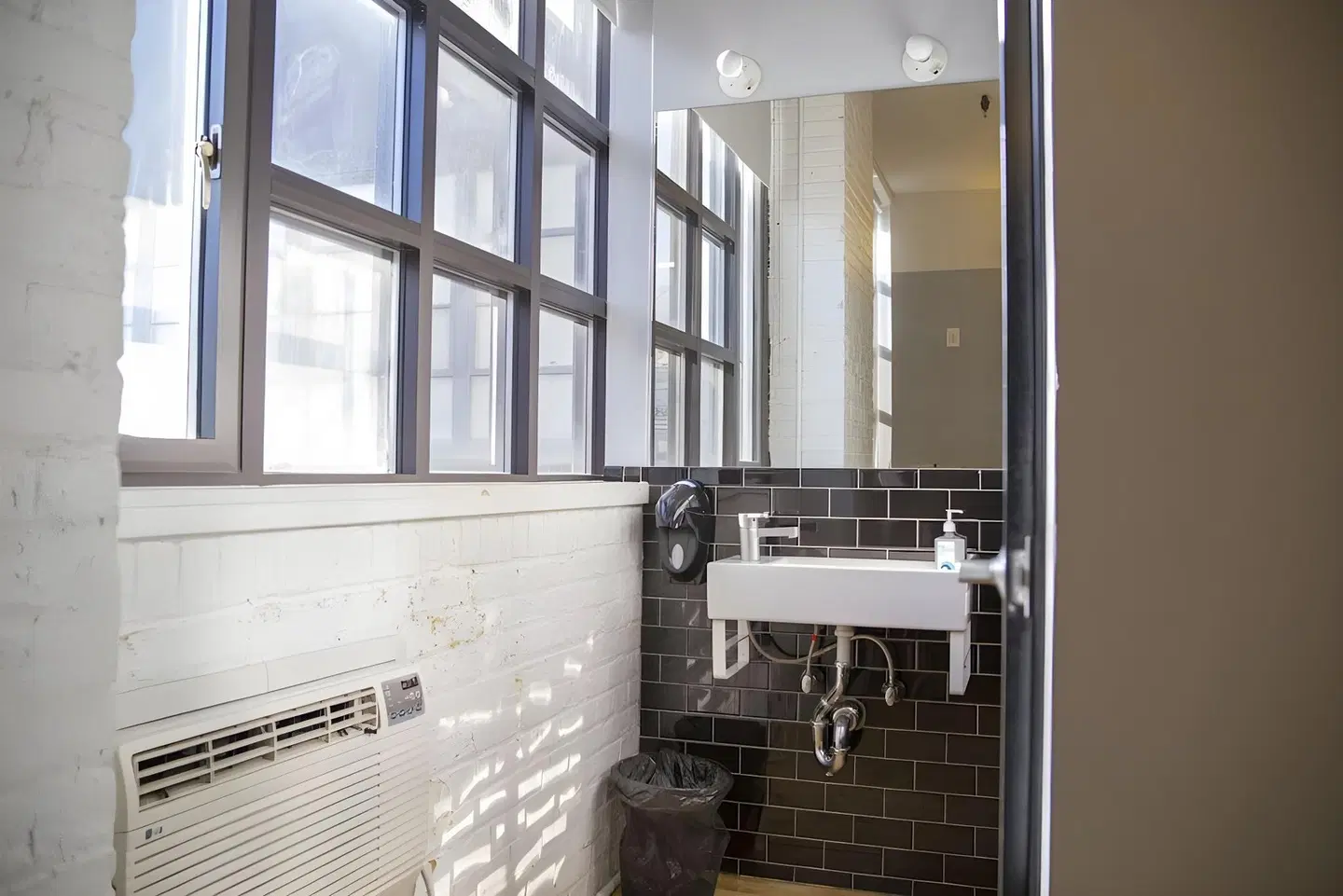 The Local Hostel NYC Badezimmer