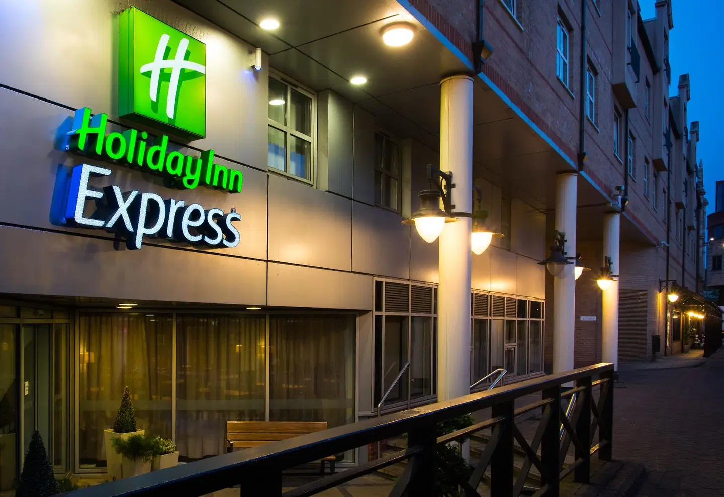 Holiday Inn Express Hammersmith EXTERIOR