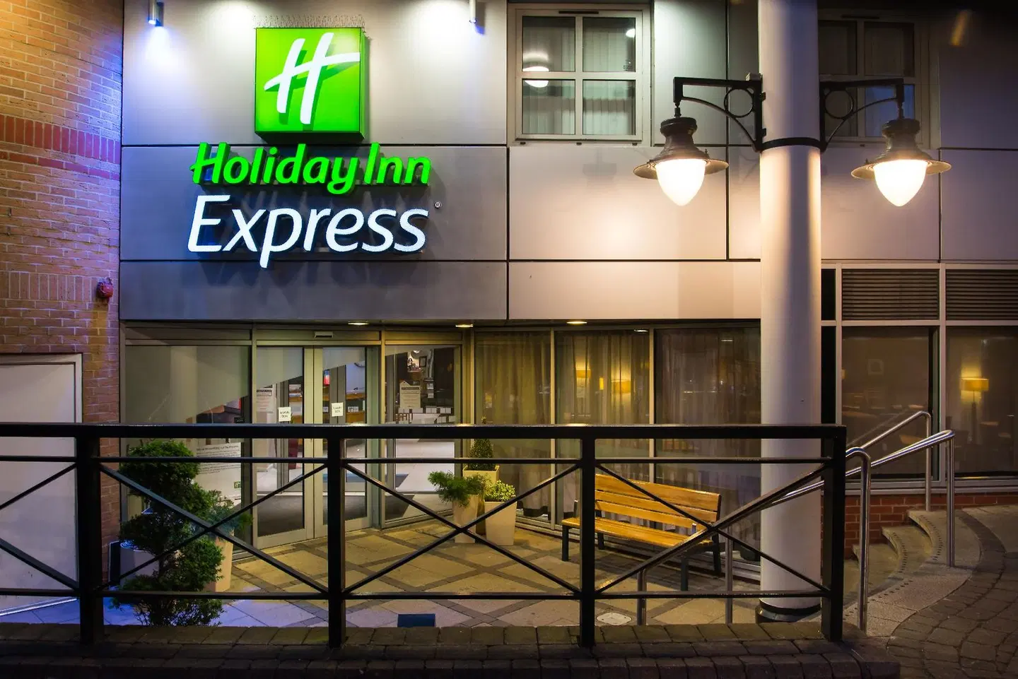 Holiday Inn Express Hammersmith EXTERIOR