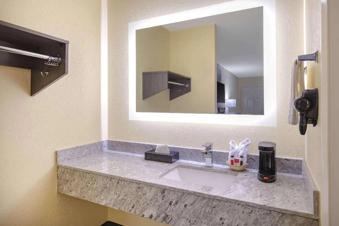 Days Inn by Wyndham Waco Badezimmer