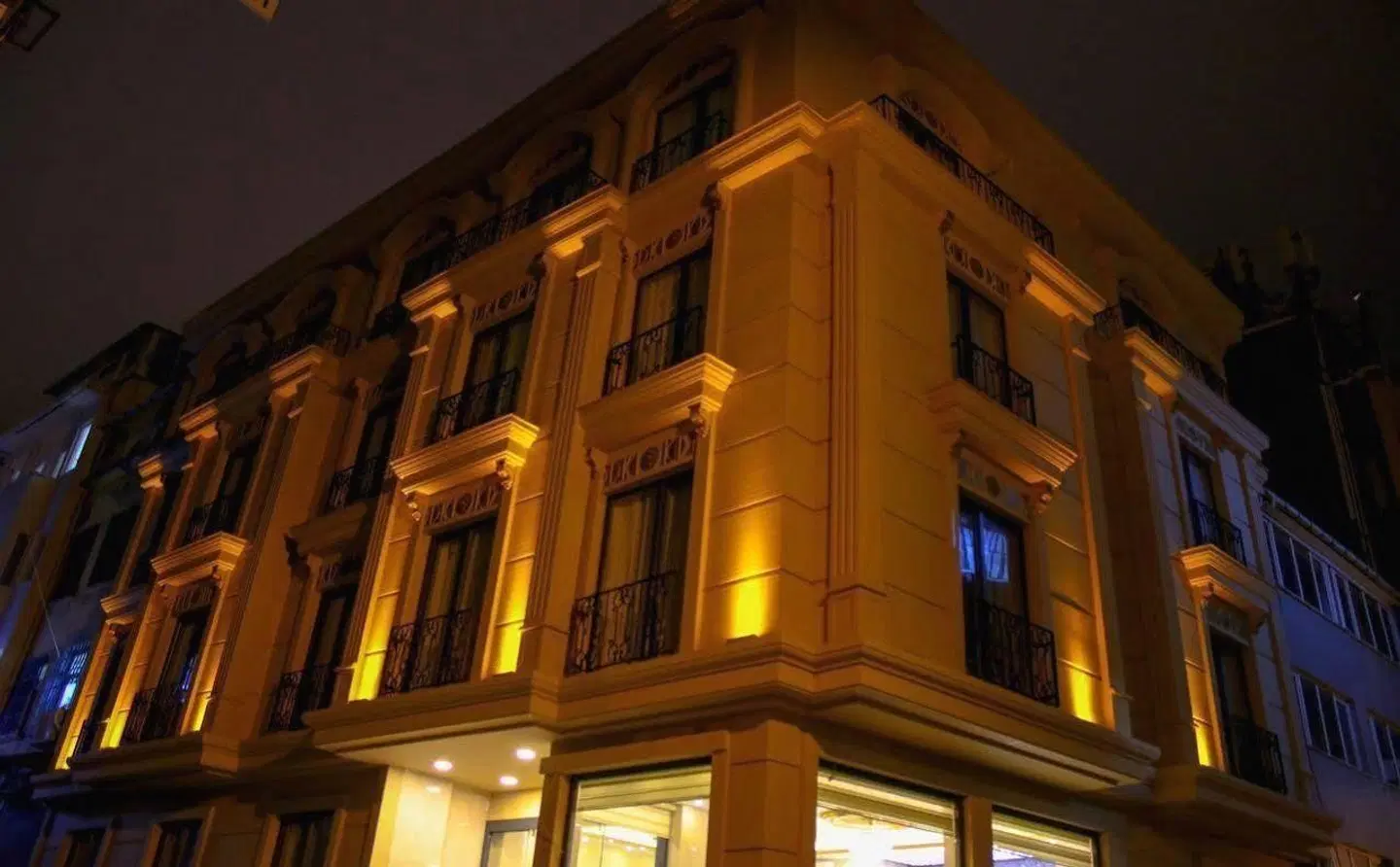 Deluxe Newport Hotel EXTERIOR