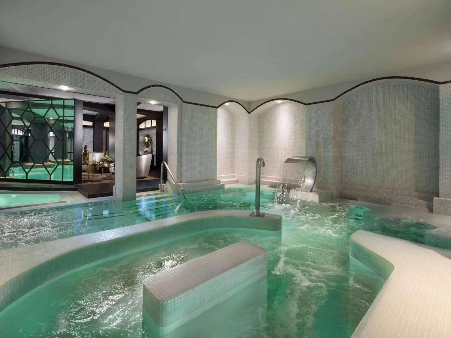 Fouquet's Barrière Hallenbad