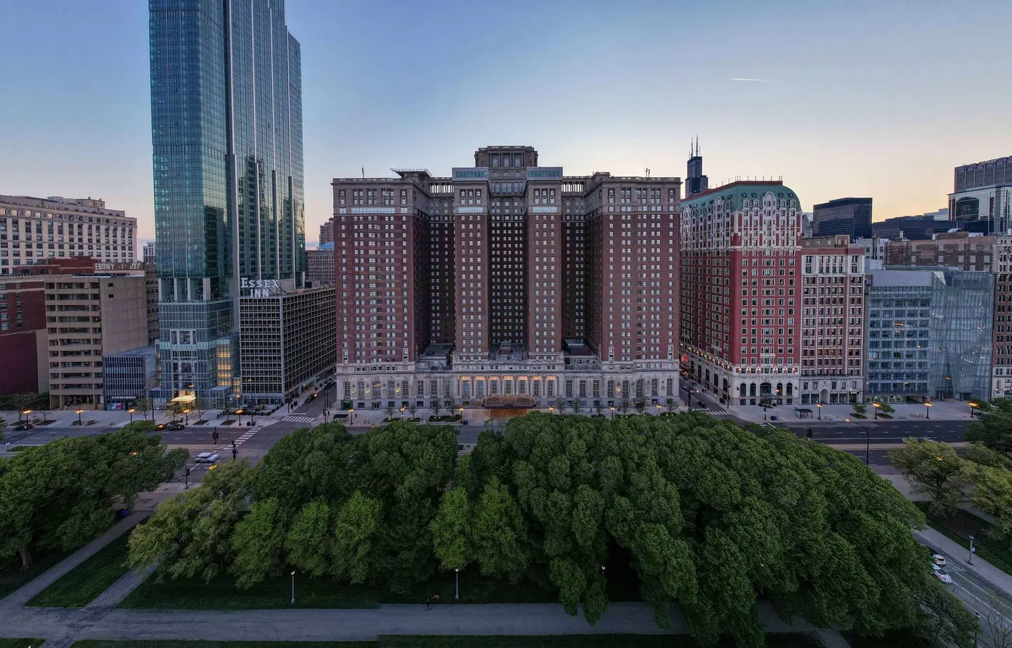 Hilton Chicago EXTERIOR