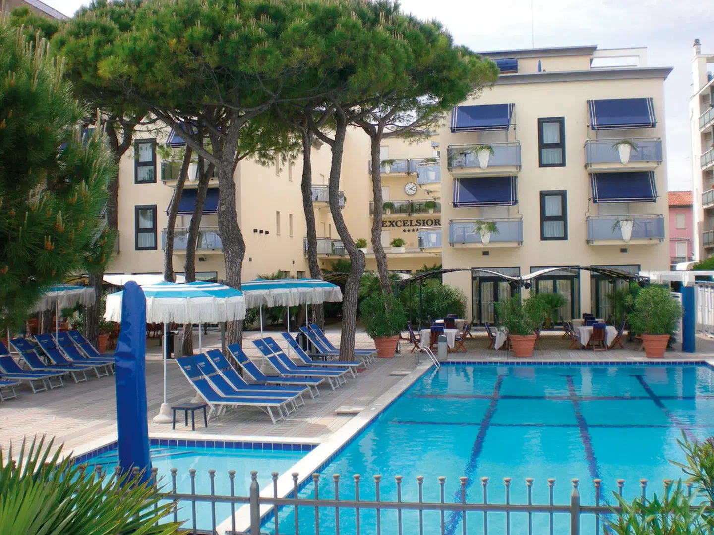 Excelsior EXTERIOR