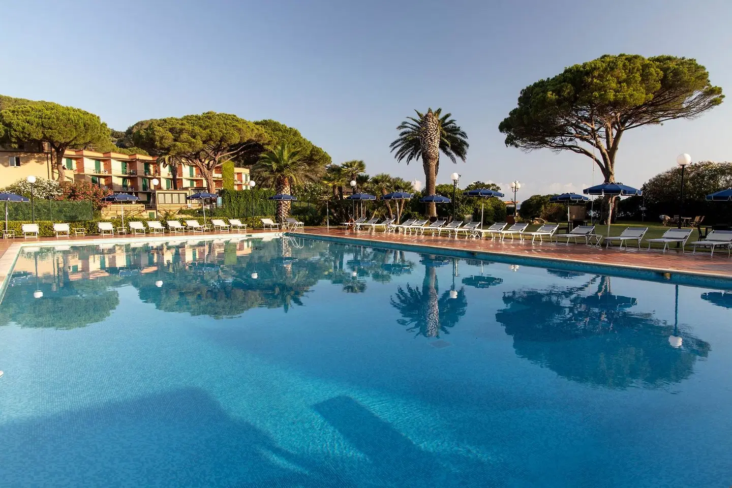 Desiree OUTDOOR_POOL