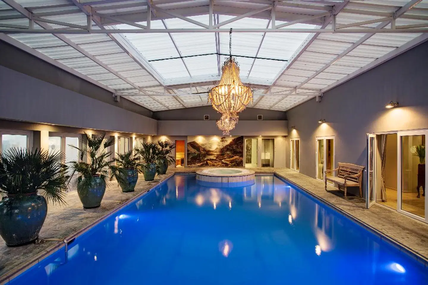 Majeka House Hallenbad
